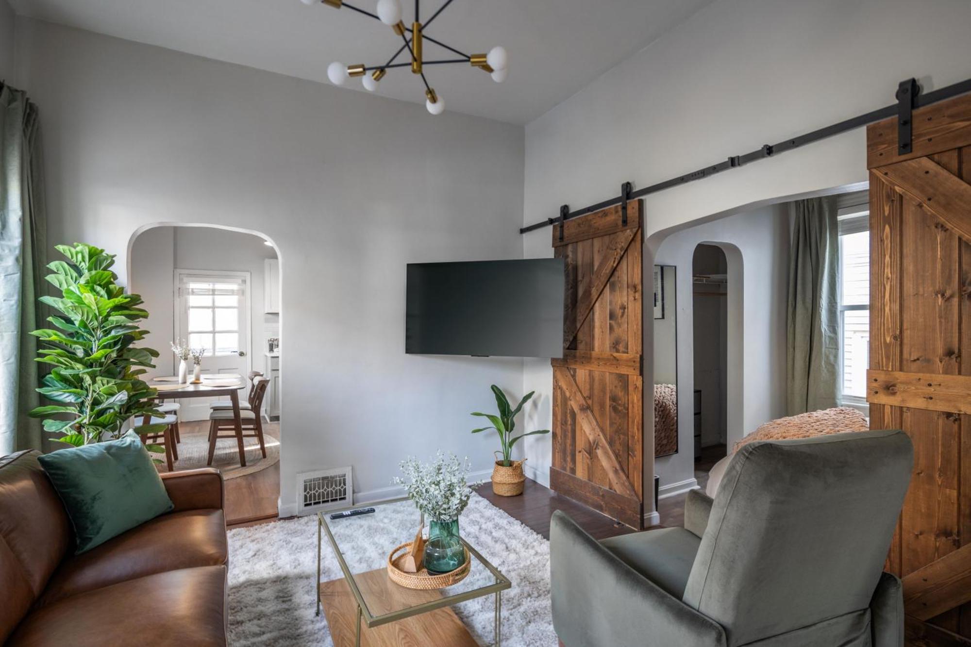 Mid-Century Modern Retreat In Little Italy Appartement Cleveland Buitenkant foto