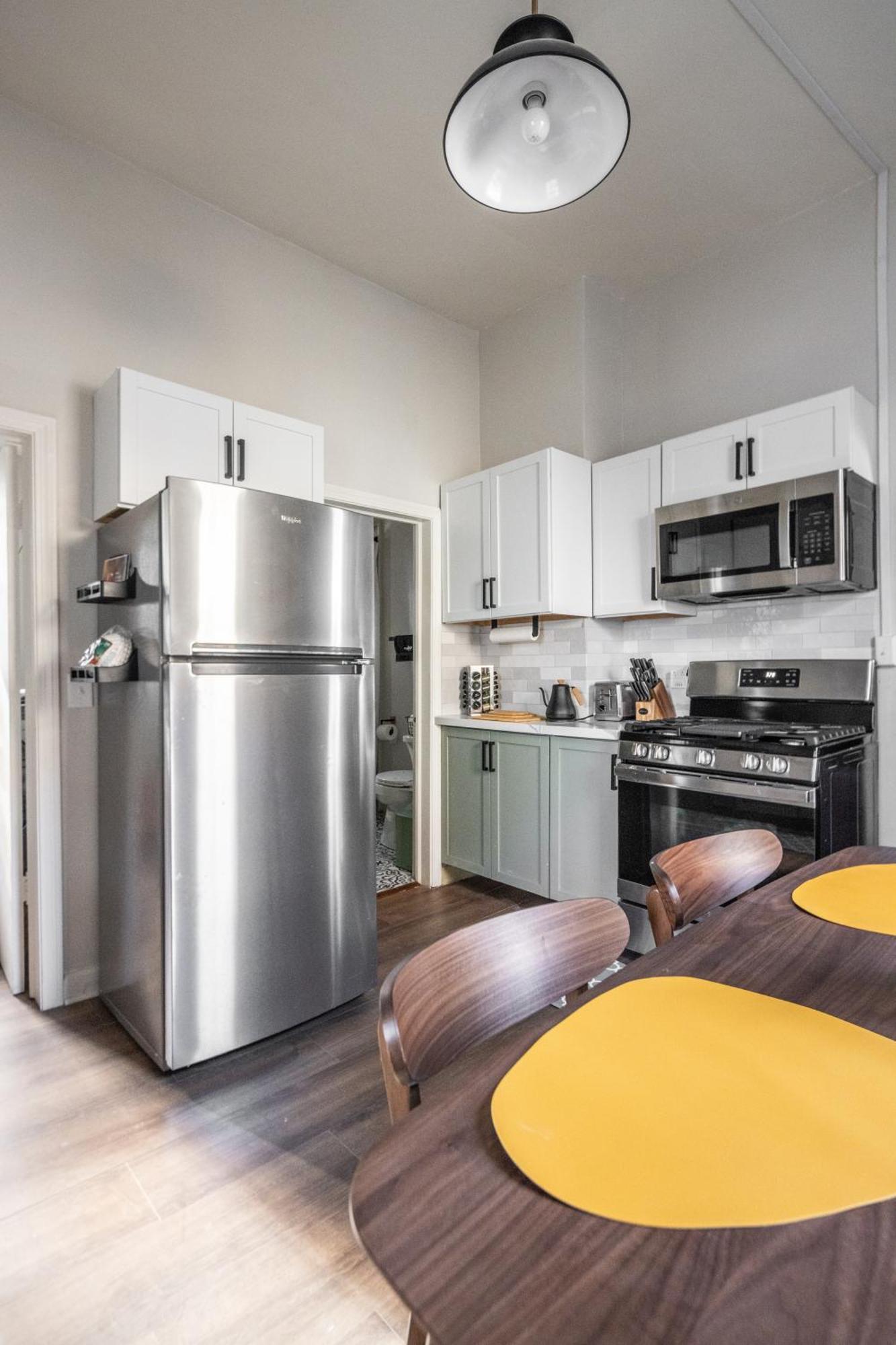Mid-Century Modern Retreat In Little Italy Appartement Cleveland Buitenkant foto