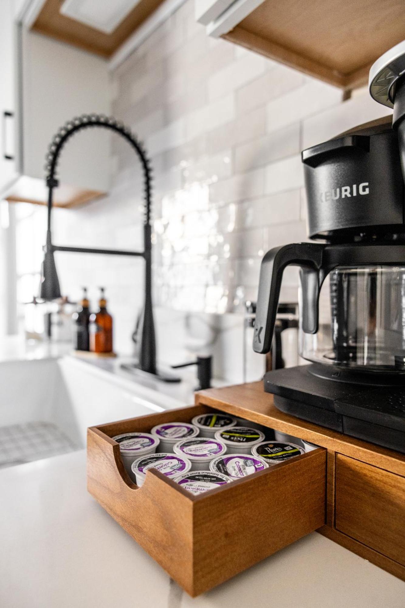 Mid-Century Modern Retreat In Little Italy Appartement Cleveland Buitenkant foto