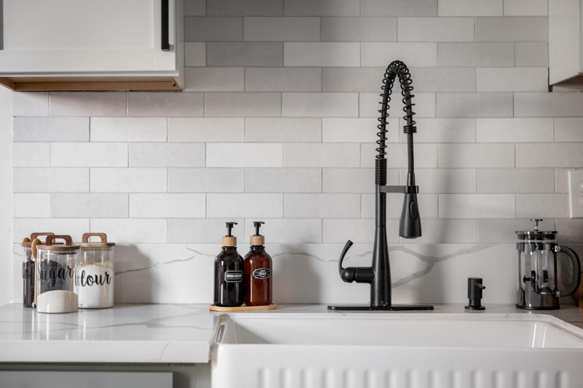 Mid-Century Modern Retreat In Little Italy Appartement Cleveland Buitenkant foto