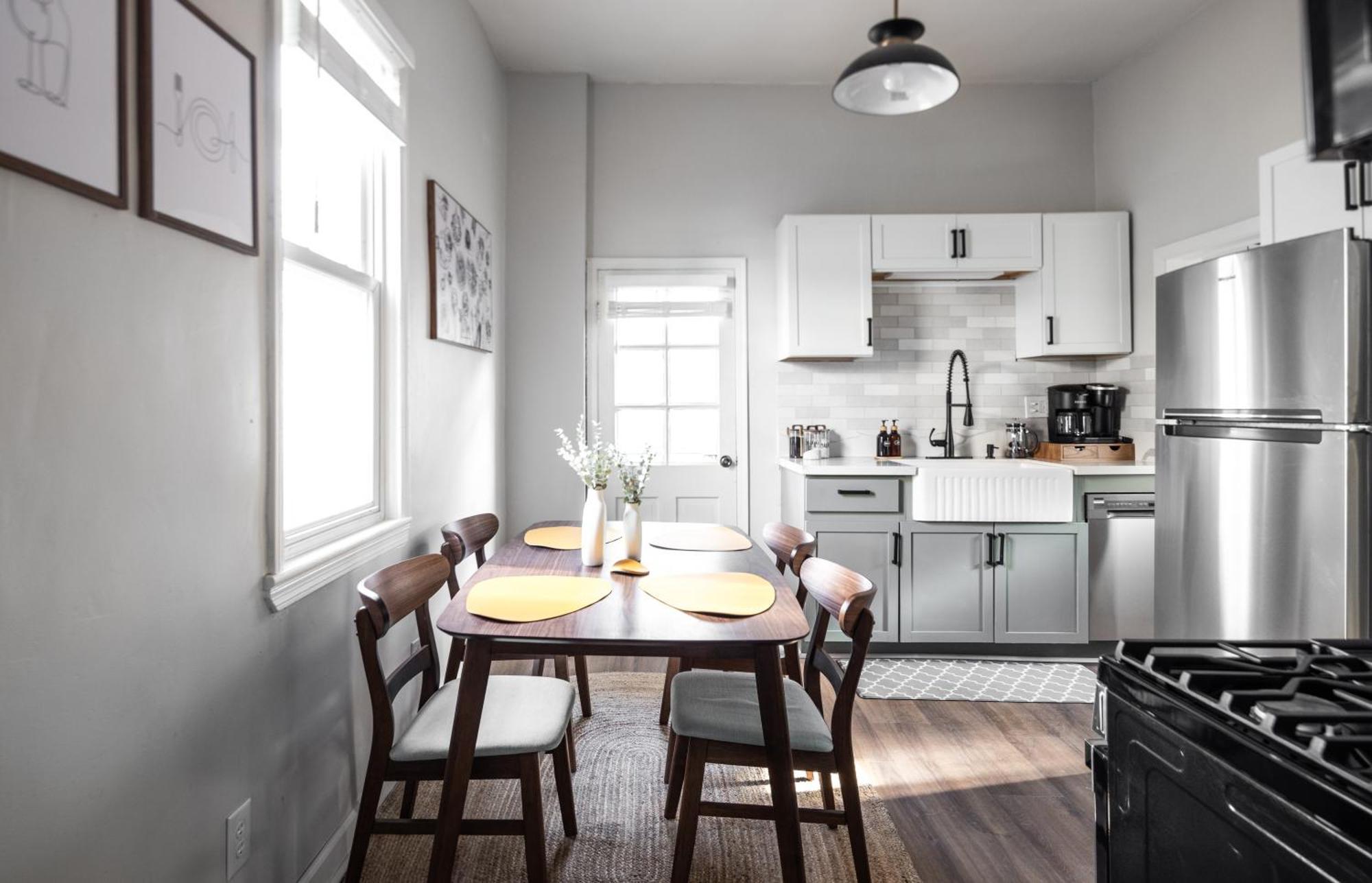 Mid-Century Modern Retreat In Little Italy Appartement Cleveland Buitenkant foto