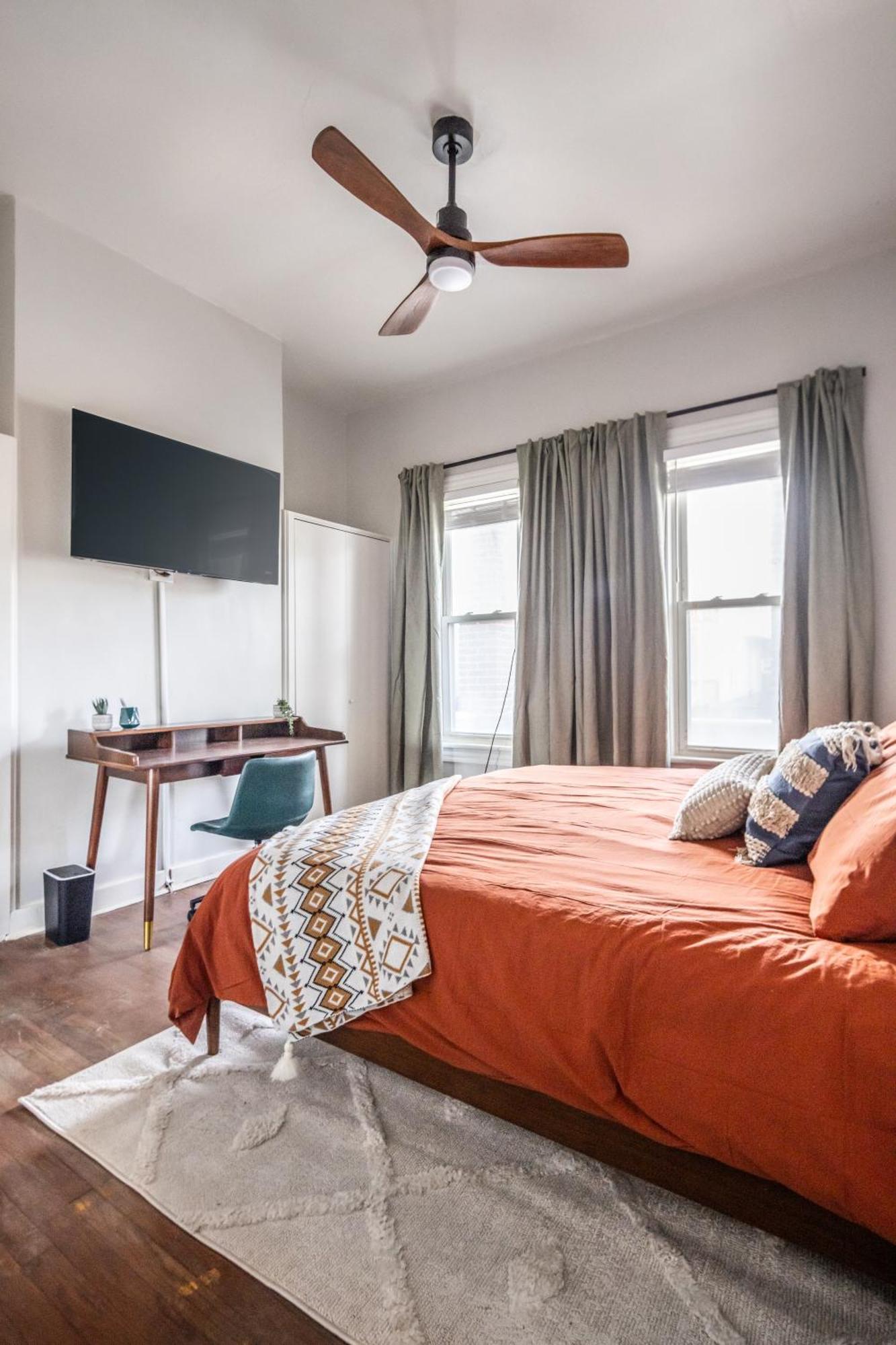 Mid-Century Modern Retreat In Little Italy Appartement Cleveland Buitenkant foto