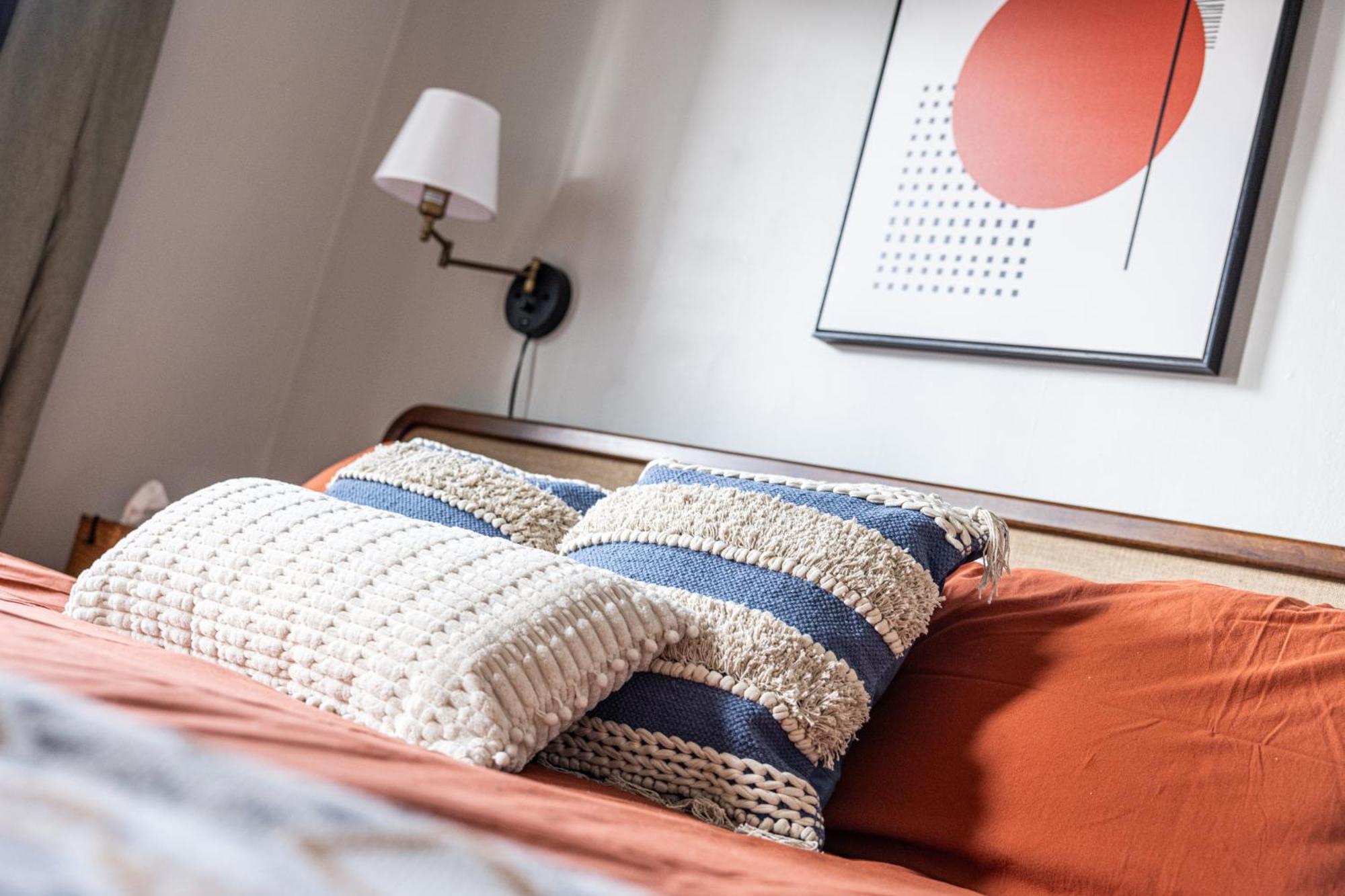 Mid-Century Modern Retreat In Little Italy Appartement Cleveland Buitenkant foto