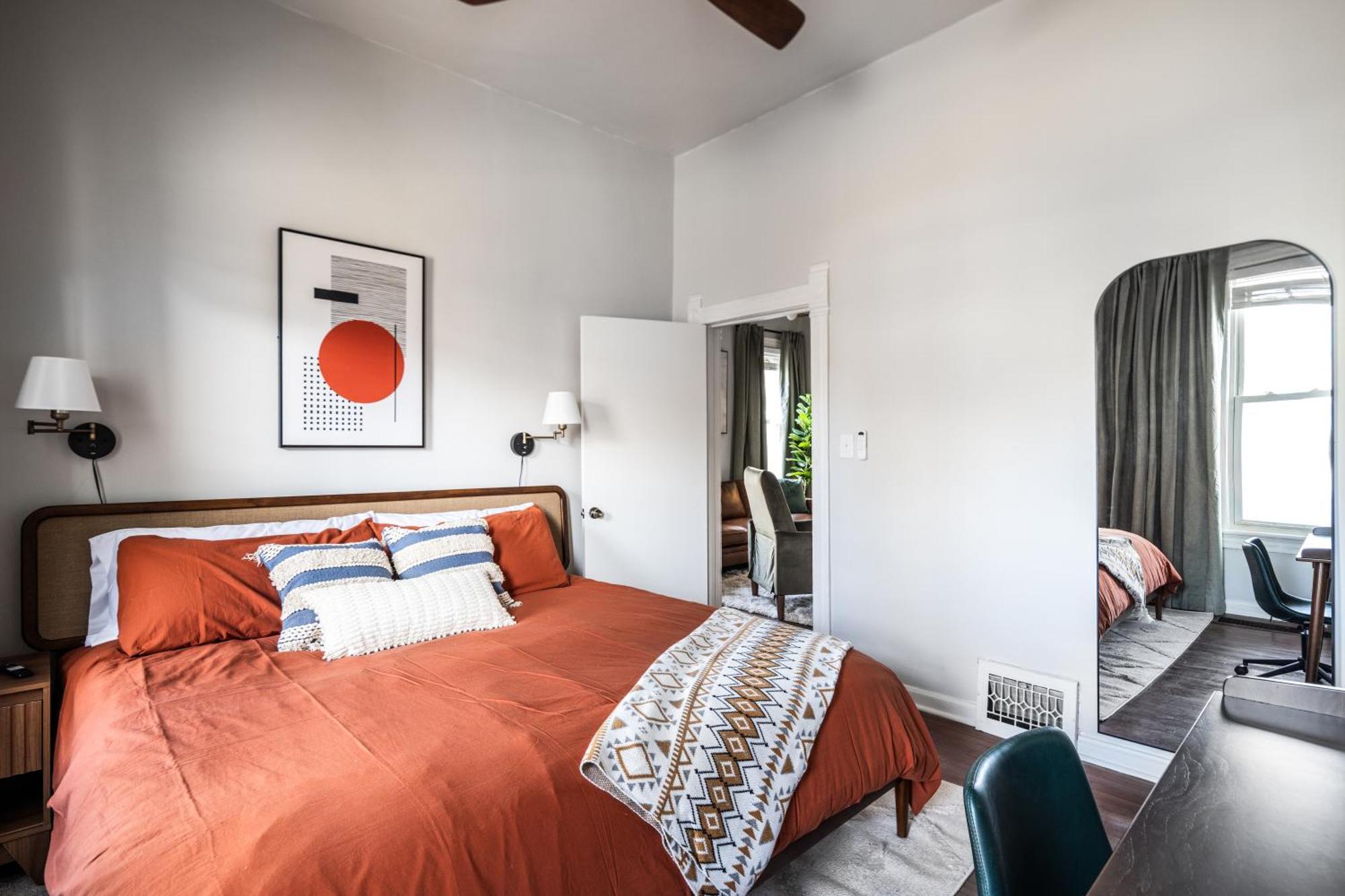 Mid-Century Modern Retreat In Little Italy Appartement Cleveland Buitenkant foto