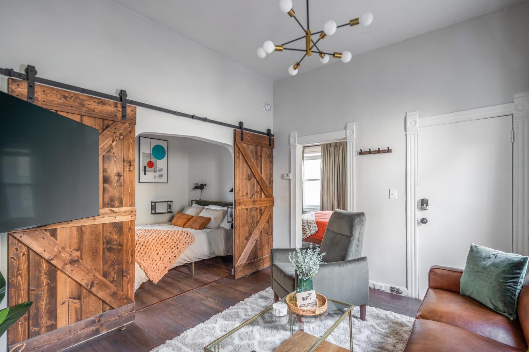 Mid-Century Modern Retreat In Little Italy Appartement Cleveland Buitenkant foto